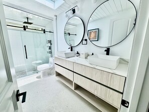 Secador de cabelo, toalhas de banho