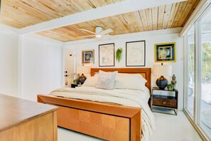 Escritorio, tabla de planchar con plancha, wifi gratis y ropa de cama