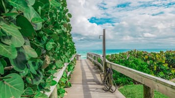 Plage, chaises longues, serviettes de plage
