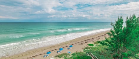Sur la plage, chaise longue, serviettes de plage