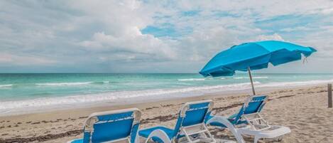 Plage, chaises longues, serviettes de plage