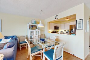 Dining - Pristine bay front townhome in Ocean City: Sweeping views, modern amenities (Ocean City)