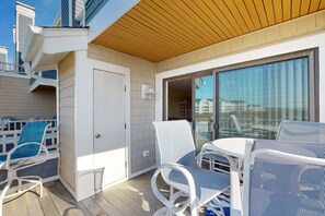 Outdoor dining - Pristine bay front townhome in Ocean City: Sweeping views, modern amenities (Ocean City)