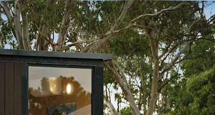 Lara Grove Cottage by Tiny Away