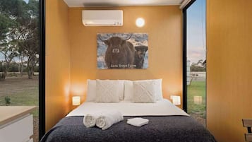 1 bedroom, bed sheets
