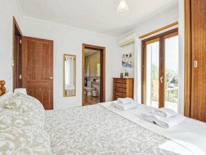 4 bedrooms, desk, internet