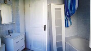 SĂšche-cheveux, serviettes fournies, savon, shampoing