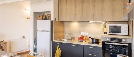 Kühlschrank, Mikrowelle, Ofen, Herdplatte