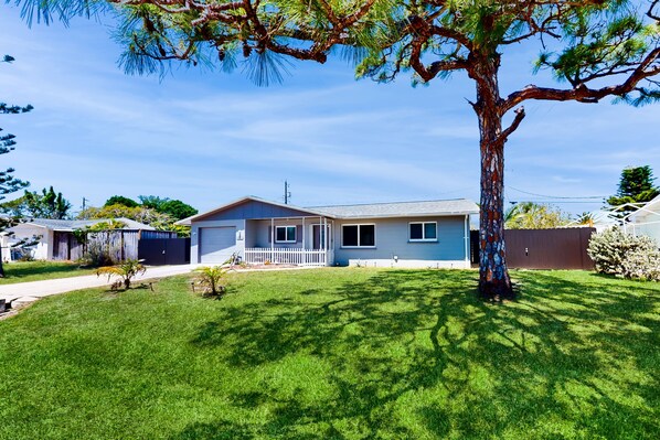Exterior - Snowbird & dog-friendly home with patio, grill, private beach access, bikes, W/D (Venice)