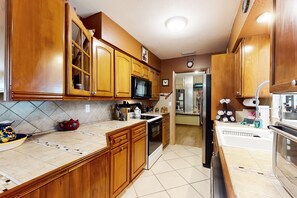 Fridge, microwave, oven, stovetop - Snowbird & dog-friendly home with patio, grill, private beach access, bikes, W/D (Venice)