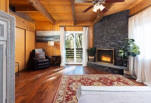 3 bedrooms, desk, iron/ironing board, WiFi - Emerald Lake View Loft | Gather Play Rejuvenate (Lake Arrowhead)