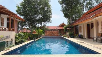 2 buitenzwembaden, ligstoelen bij het zwembad