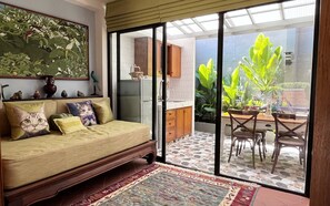 Vila premium, 1 cama King, para não fumantes, vista para a piscina | Área de estar | Livros