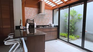 Villa Deluxe, 1 cama King size y sofá cama, cocina, vista a la alberca | Cocina privada | Refrigerador