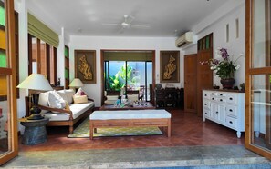 Vila premium, 1 cama King, para não fumantes, vista para a piscina | Área de estar | Livros