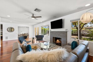 Smart TV y chimenea 
