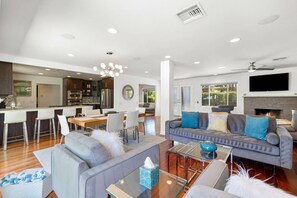 Smart TV, fireplace - South Palm Desert Pradise! Quarter Mile from El Paseo. Shopping District. (Palm Desert)
