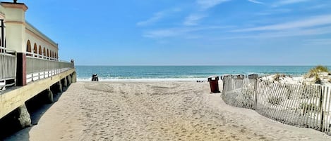 沙滩椅、沙滩毛巾