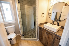 Een douche, een haardroger, handdoeken, zeep