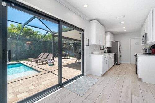 Desirable South End Location; Walk to Beach ~Family Fun w/South-Facing Pool, Beach Gear, WiFi & More