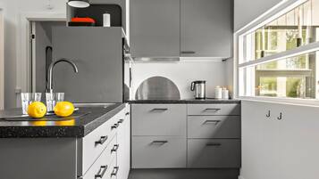 Fridge, coffee/tea maker