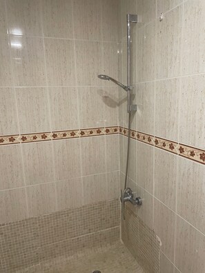 Douche, serviettes fournies, savon, shampoing