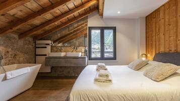 4 bedrooms, iron/ironing board, travel crib, free WiFi