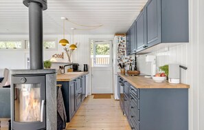 Jääkaappi, astianpesukone, kahvin-/teenkeitin