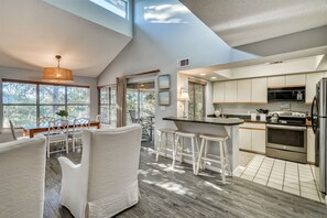 Kylskåp, ugn, diskmaskin och kaffe- och tebryggare