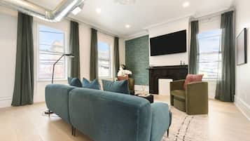 Een smart-tv, boeken, een stereo en een kantoor