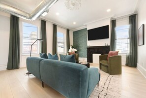 Smart TV, books, stereo, offices - ★ HostWise Stays ★ Skyline City Views & Rooftop Bar at Mt. Washington (Pittsburgh)