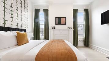 4 habitaciones, escritorio y tabla de planchar con plancha