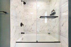 Eco-friendly toiletries, hair dryer, towels - ★ HostWise Stays ★ Skyline City Views & Rooftop Bar at Mt. Washington (Pittsburgh)