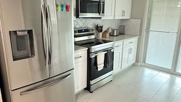 Coffee/tea maker, fridge, microwave, oven