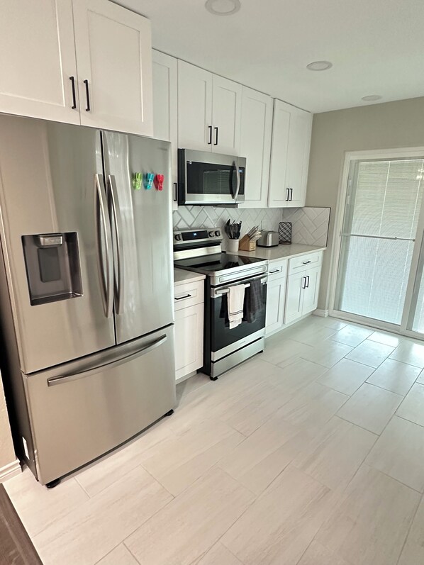 冷蔵庫、電子レンジ、オーブン、コンロ