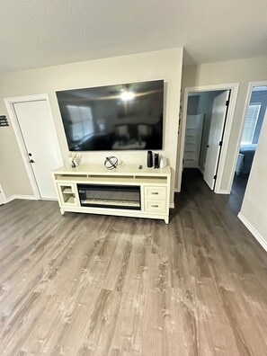 Interior - Elegant 3-bedroom house in awesome San Antonio with WiFi and garage for parking. (San Antonio)
