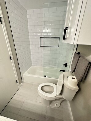 Serviettes fournies, papier toilette