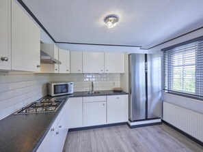 Kühlschrank, Mikrowelle, Herdplatte, Geschirrspüler