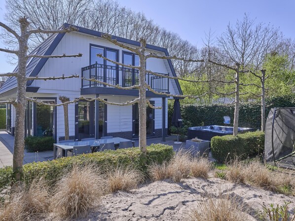 Outdoor dining - Beautiful holiday home with wellness (Kaatsheuvel)