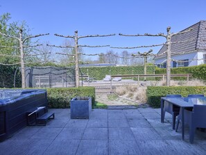 Outdoor dining - Beautiful holiday home with wellness (Kaatsheuvel)