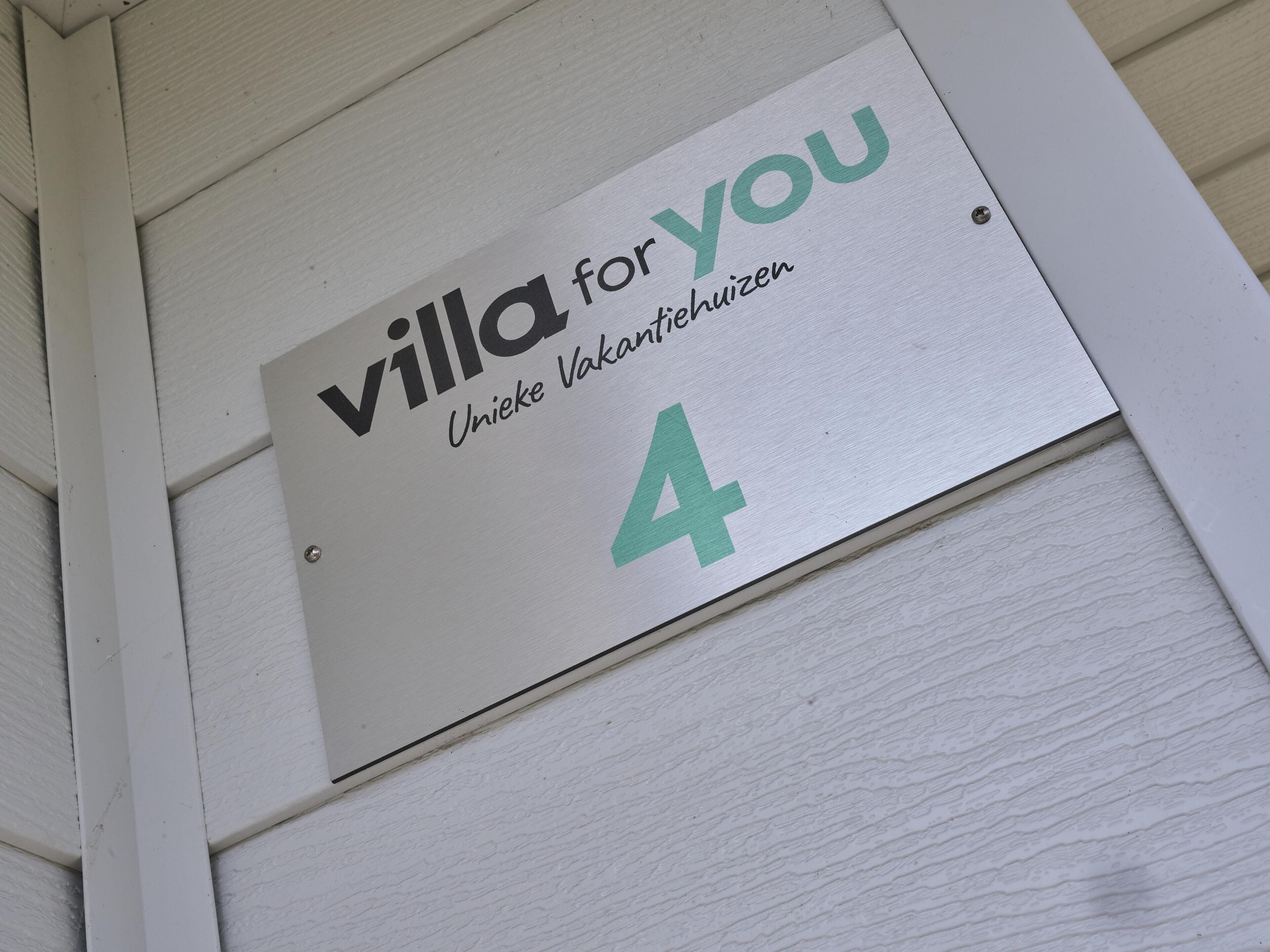A sign with "villa for you" and "Unieke Vakantiehuizen 4" indicating a villa for rent, number 4.