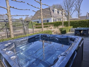 Outdoor spa tub - Beautiful holiday home with wellness (Kaatsheuvel)