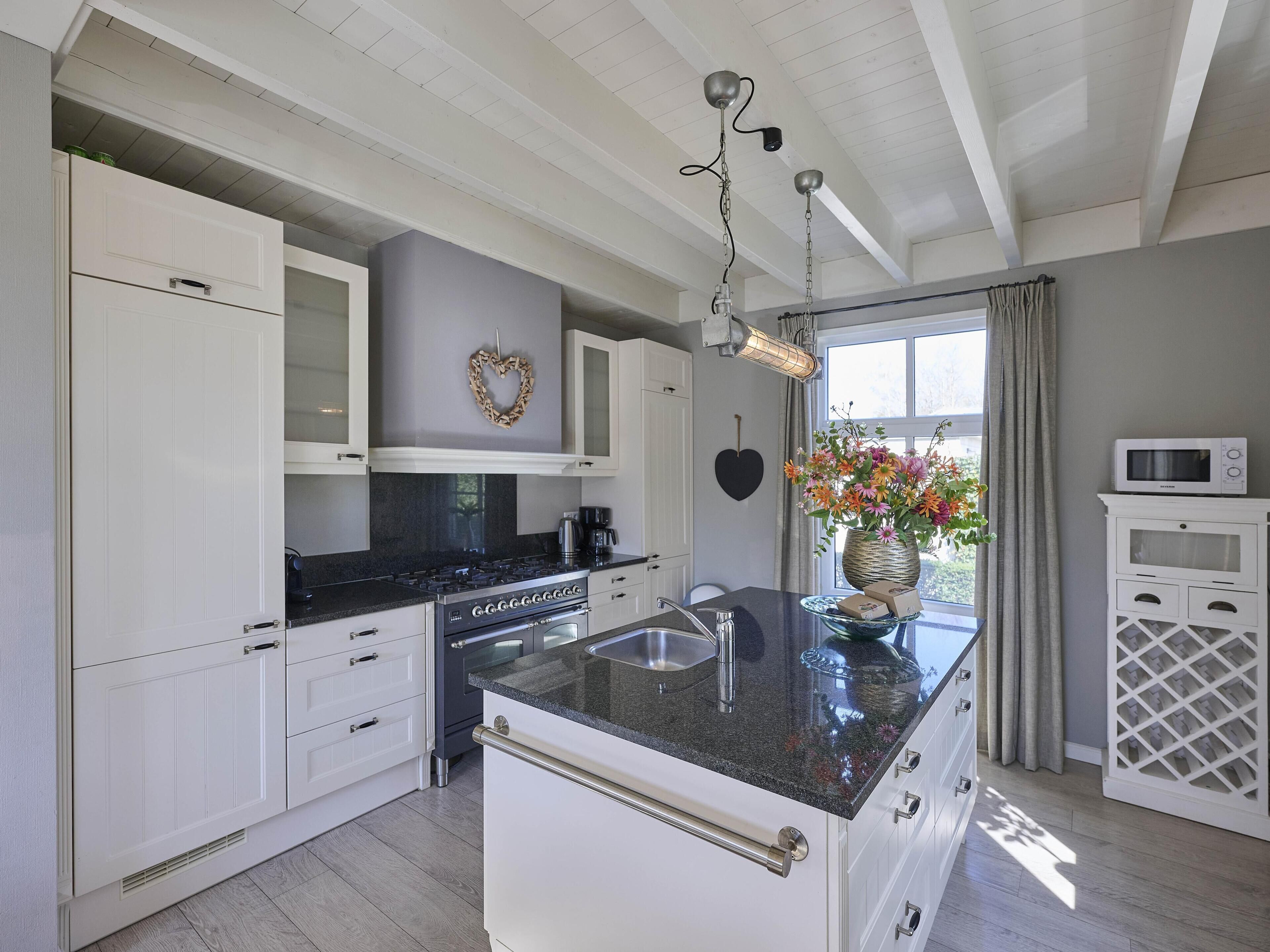 Kjøleskap, mikrobølgeovn, kokeplater og oppvaskmaskin