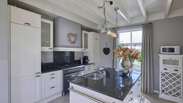 Kjøleskap, mikrobølgeovn, kokeplater og oppvaskmaskin