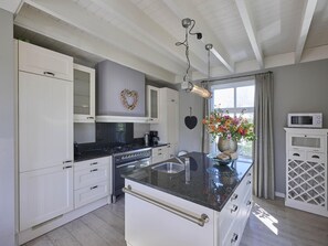 Kjøleskap, mikrobølgeovn, kokeplater og oppvaskmaskin