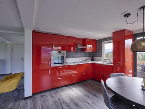 Kühlschrank, Mikrowelle, Herdplatte, Geschirrspüler