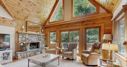 Woodsy cabin with hot tub, gas fireplace, firepit, balcony & gas grill
