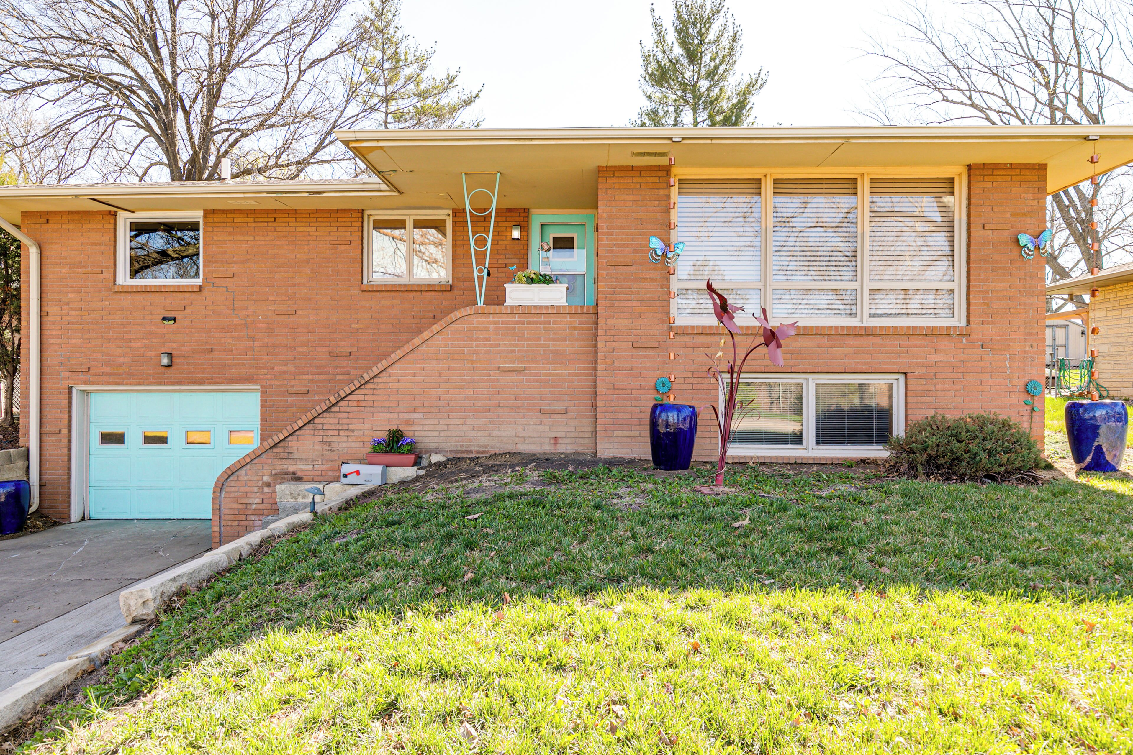 Pet-Friendly Lincoln Home: 1 Mi to Gateway Mall