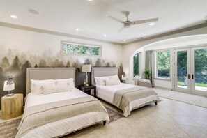 6 Schlafzimmer, Schreibtisch, Bügeleisen/Bügelbrett, Reisekinderbett