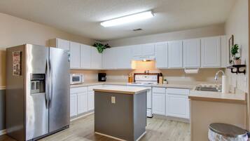 Fridge, microwave, stovetop, dishwasher